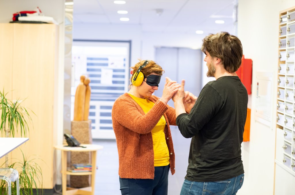 Bilde av brukertesting av intranettet, her tester en person hvordan det er å interagere uten syn og hørsel