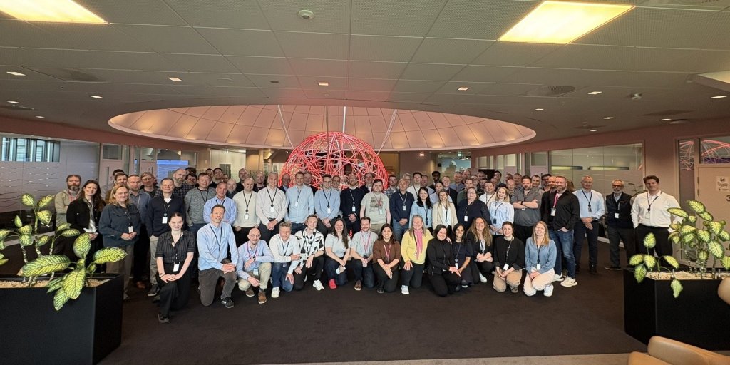 Bilde fra Bouvet sitt AI-hackathonet med Equinor. Her er alle deltakerne samlet for et gruppebilde.