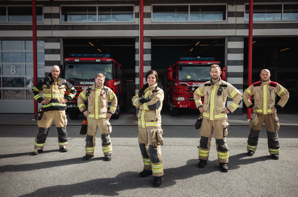 Bilde av fem brannmenn i DSB. Foto: DSB