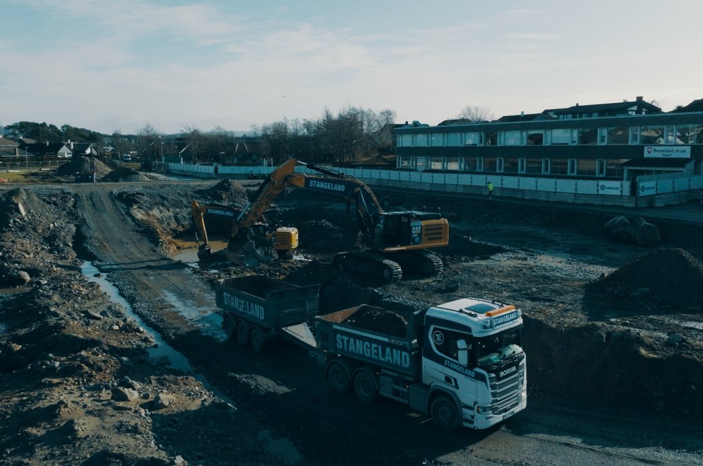 På bildet ser du gravemaskiner fra Stangeland
