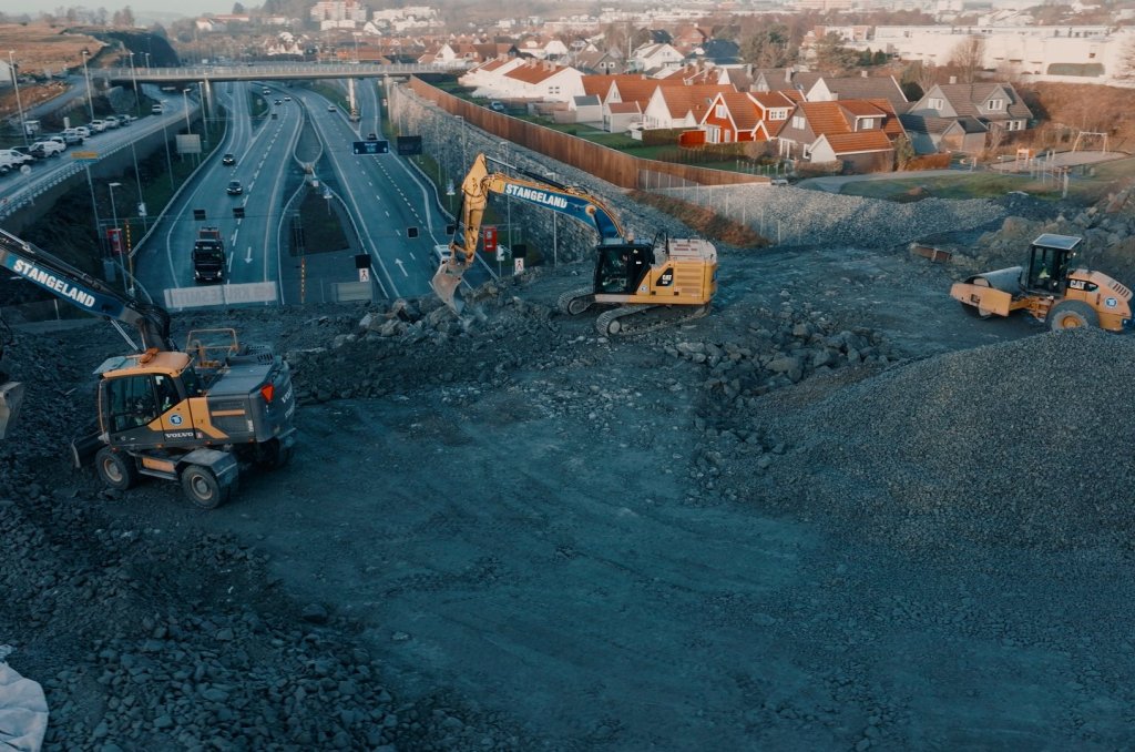 To gravemaskiner fra Stangeland i full gang med veiarbeid