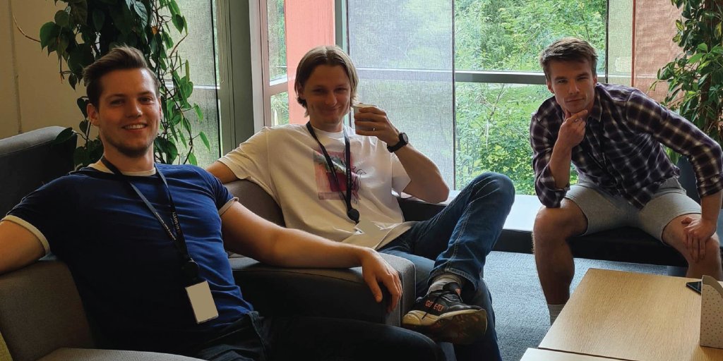 Bilde av de tre sommerstudentene til Bouvet i Nord i 2023. 