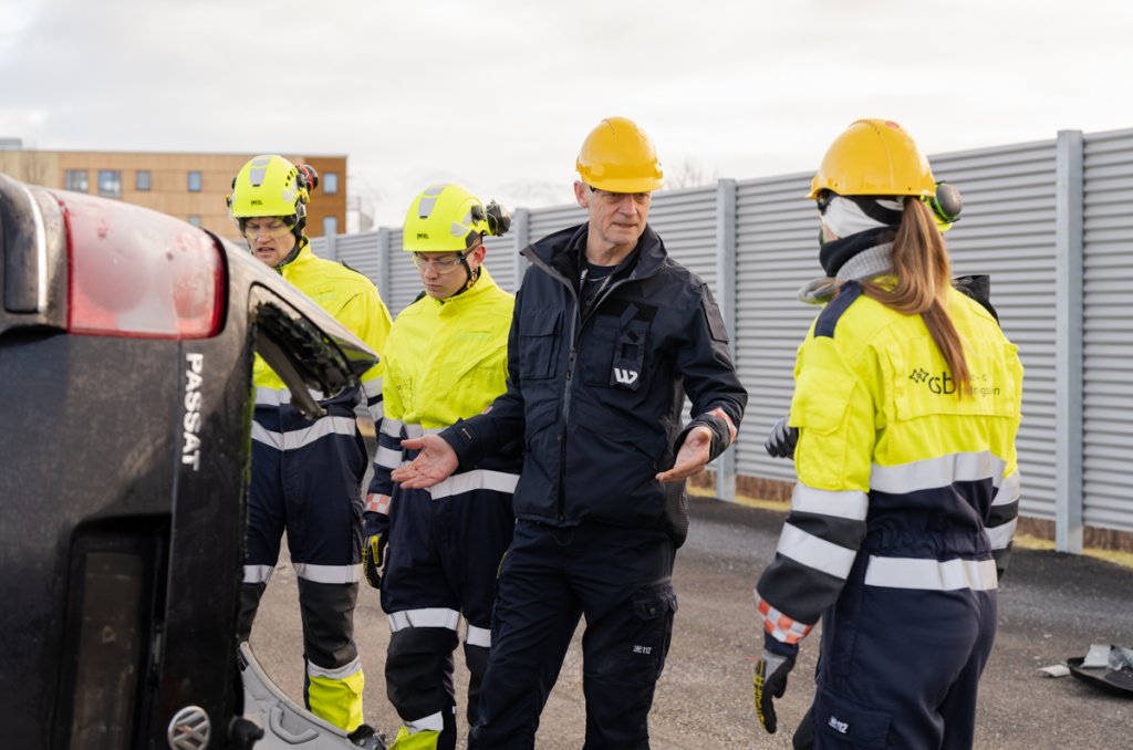 Bilde av brannmenn i opplæring på brann- og redningsskolen