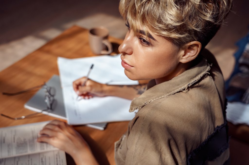 Dame som studerer og ser ut av vinduet