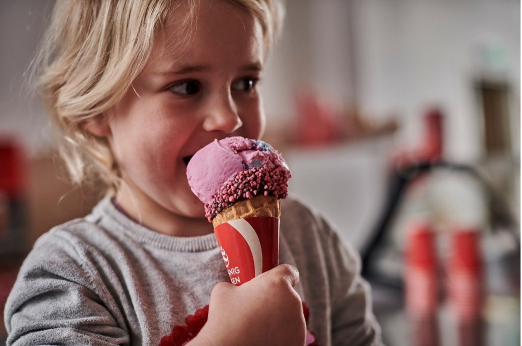 Liten jente som spiser is. Foto: Hennig Olsen. 