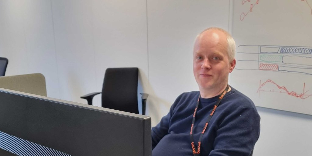 Bilde av Tor Arve som sitter ved pulten sin på kontoret i Stavanger