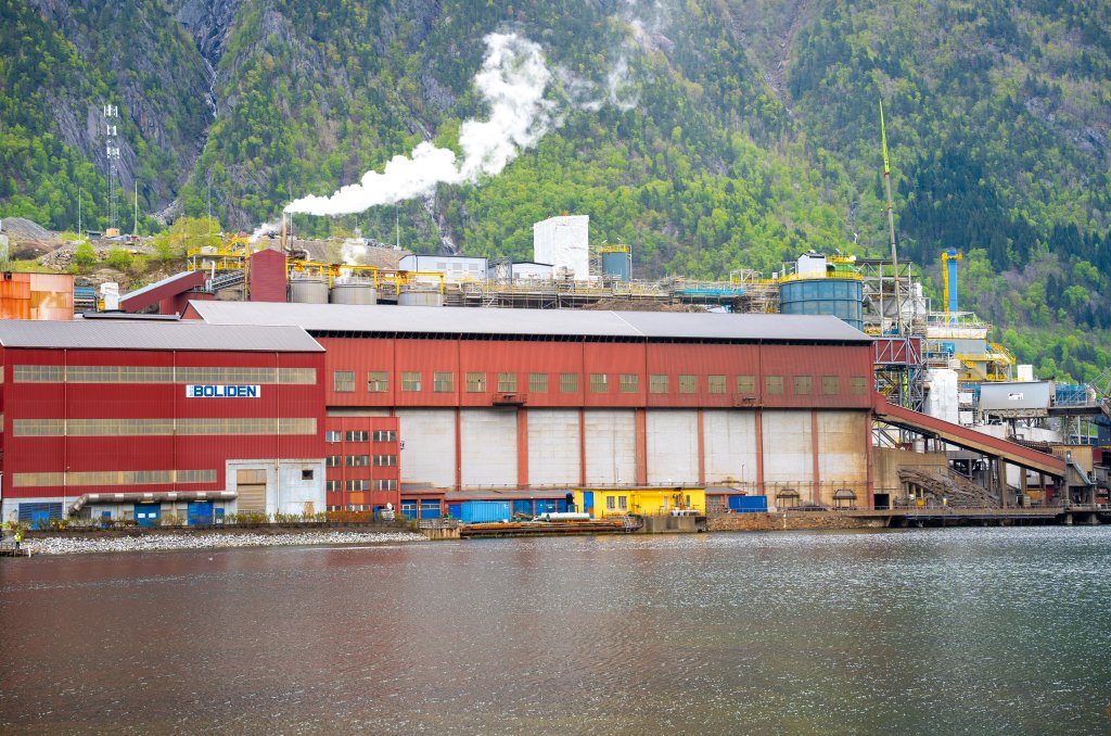 Bildet viser deler av anlegget til Boliden på Odda