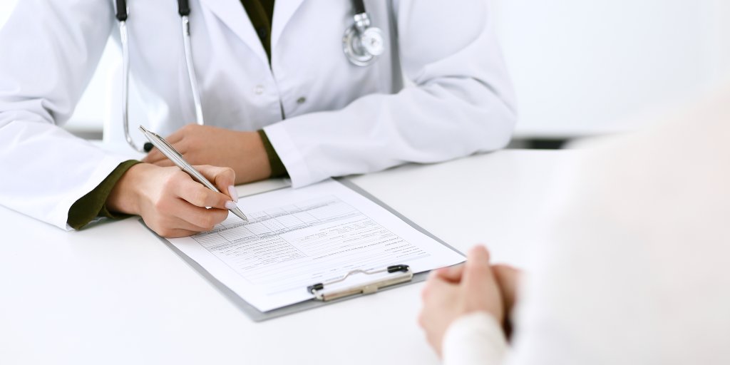 Bildet viser lege og pasient