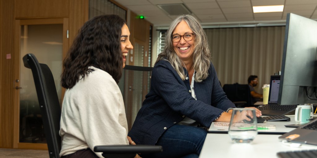 To Bouvet-kolleger som samarbeider og har det hyggelig sammen på jobb