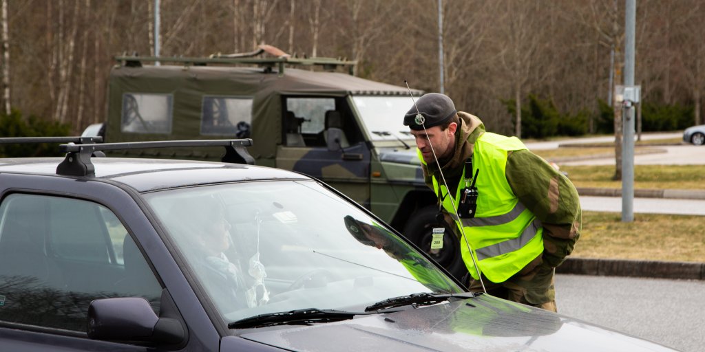 HV-soldater fra Oslofjord heimevernsdistrikt-01 bistår sivile myndigheter med grensekontroll på Svinesund.