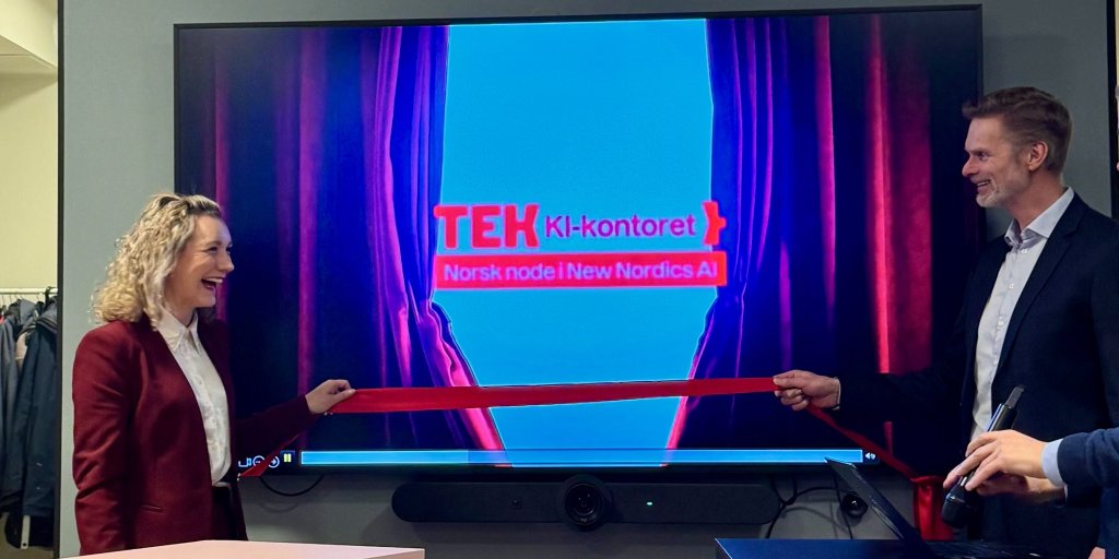 Bilde fra åpningen av det nye KI-kontoret til TEk-Norge. Her står Karianne Tung og lederen for Tek-Norge sammen for å marke åpningen med snorklipping. 