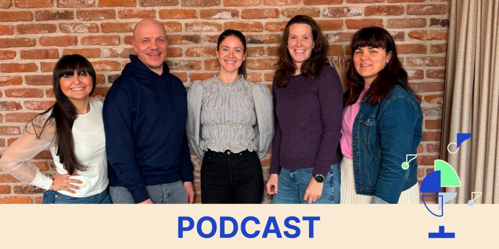Bildene av fire gjestene i podcasten som smiler i kamera sammen med programleder Merete Løland. 