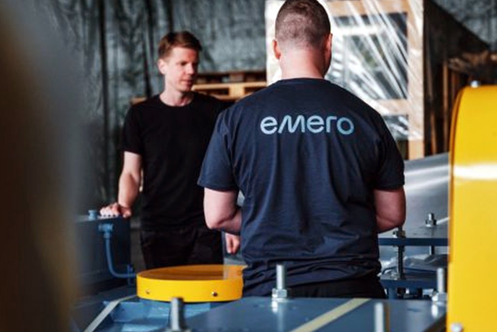 Bildet viser to som arbeider hos Emero