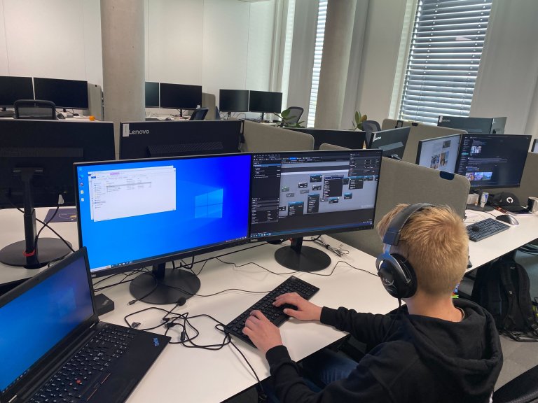 Bilde av en av elevene som utvikler på kontoret i Stavanger