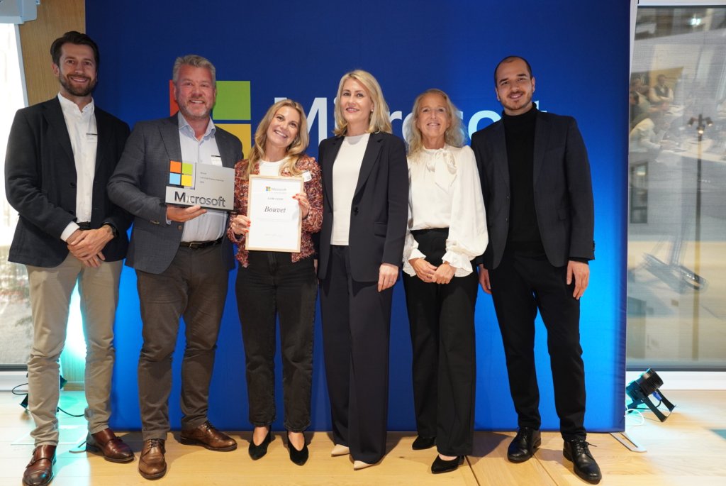 Bilde fra kåringen. Til venstere: Marius Andreassen, Lars Harald Øvrebø og Ane Ravna Rørmoen som representere Bouvet. Til høyere: Morten Skogly, Karin Sørby og Kristine Dahl Steidel fra Microsoft. 