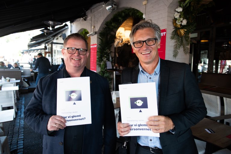 Simen Sommerfeldt og Bjørn Erik Thon fra Datatilsynet viser frem rapporten etter debatten på Arendalsuka