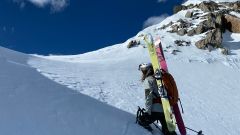 Bilde av Heidi med ski pÃ¥ ryggen pÃ¥ en fjelltopp 