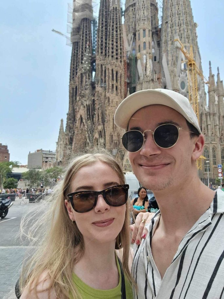 Glad i å være turist i ferier, her fra hetebølgen i Barcelona i sommer med min (nå) forlovede.