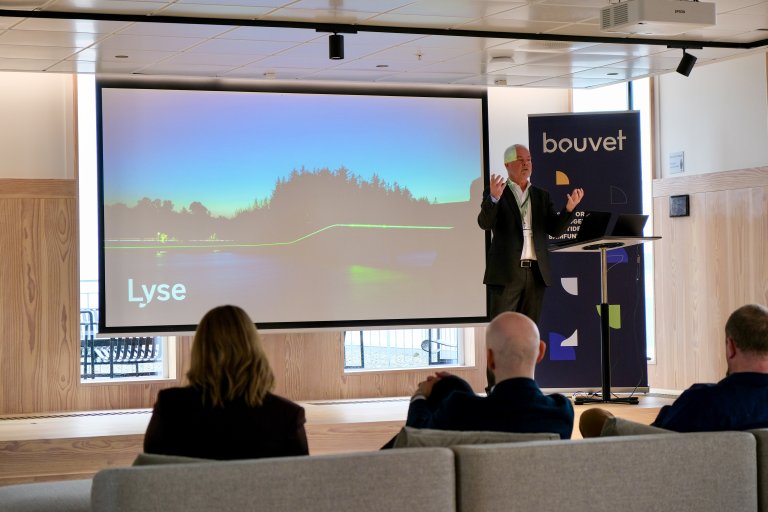 Eirik Gundegjerde fra Lyse holder foredrag hos Bouvet