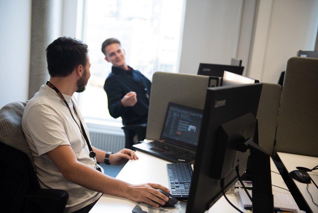 Bilder tatt på en helt vanlig dag på Kanalpiren 22.10.21. Bildene er tatt av Ovidia Eriksen i kommunikasjonsavdelingen. Bildene er tenkt til å brukes i diverse formål internt og eksternt. For eksempel til presentasjoner, nettsider, pressesaker og rekruttering.Dersom du ikke ønsker å bli avbildet eller ser et bilde av deg du misliker, gi meg beskjed så fjerner vi det :)