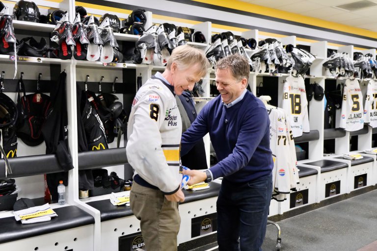 Bjarte måtte selvsagt få prøve en drakt!