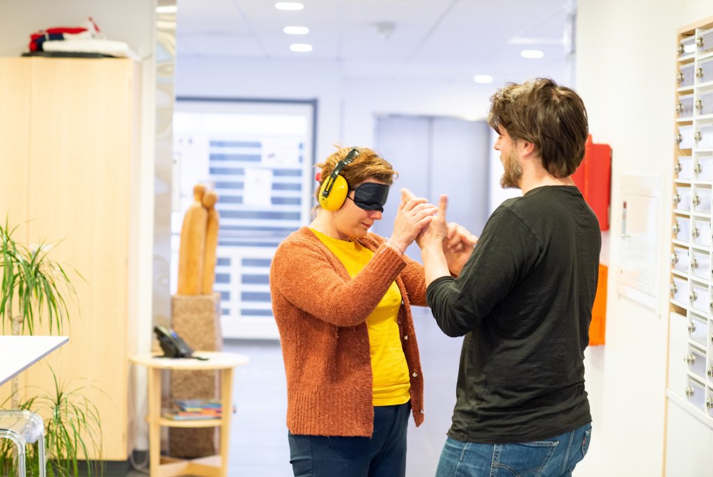 Bilde av brukertesting av intranettet, her tester en person hvordan det er å interagere uten syn og hørsel