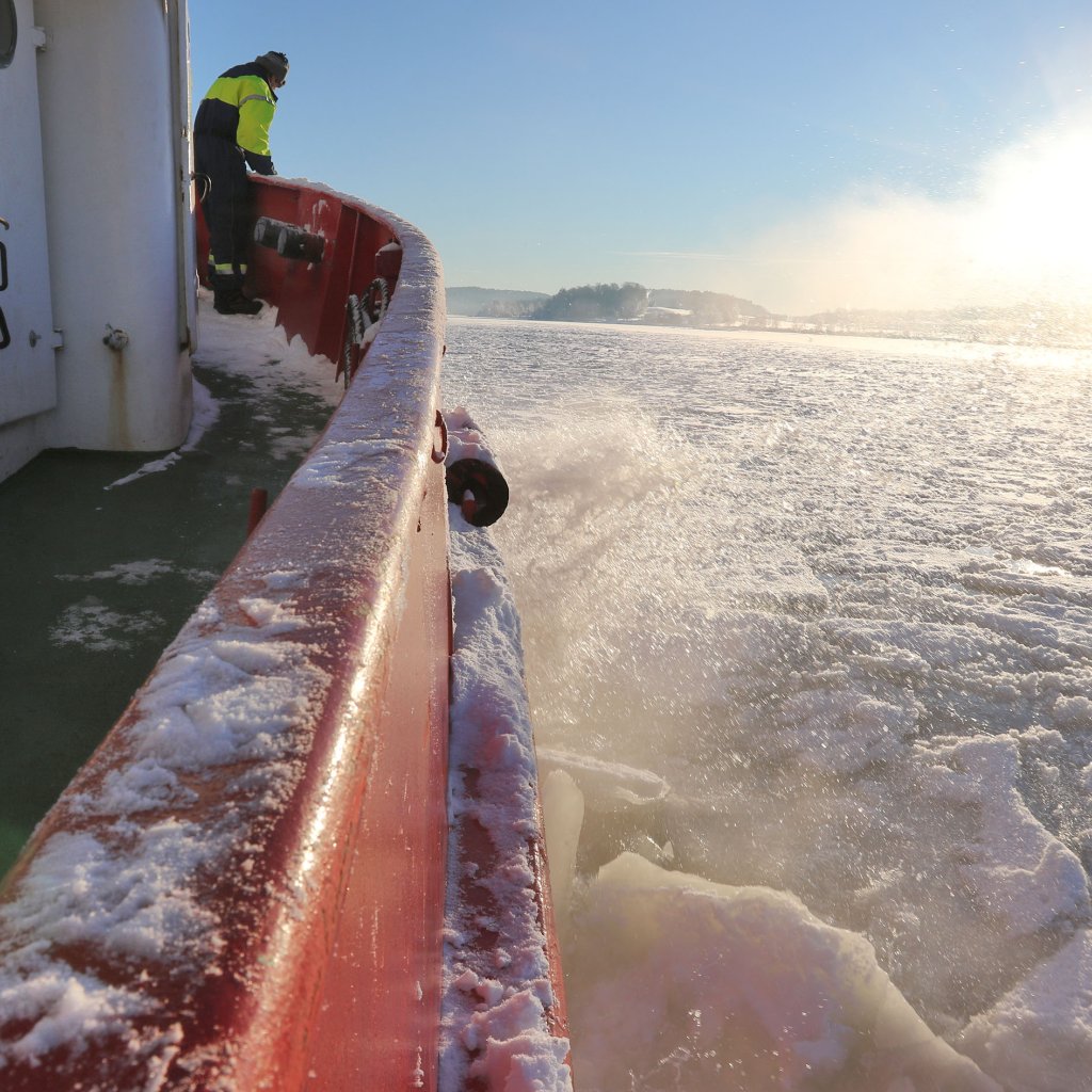 Tug Frier bryter is i Vestfjorden, Tønsberg. Mannskap: Morten Sivertsen og Ivar Sørensen. Tug Frier bryter is i Vestfjorden, Tønsberg. Mannskap: Morten Sivertsen og Ivar Sørensen.