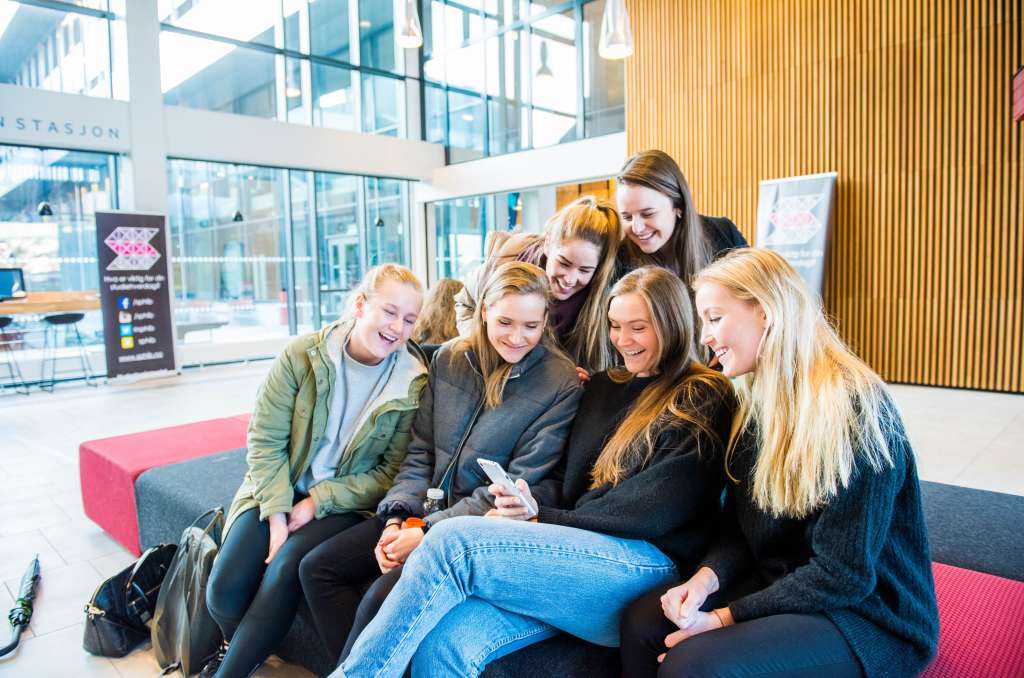 Jenter på høgskulen bruker den nye nettsiden på mobil