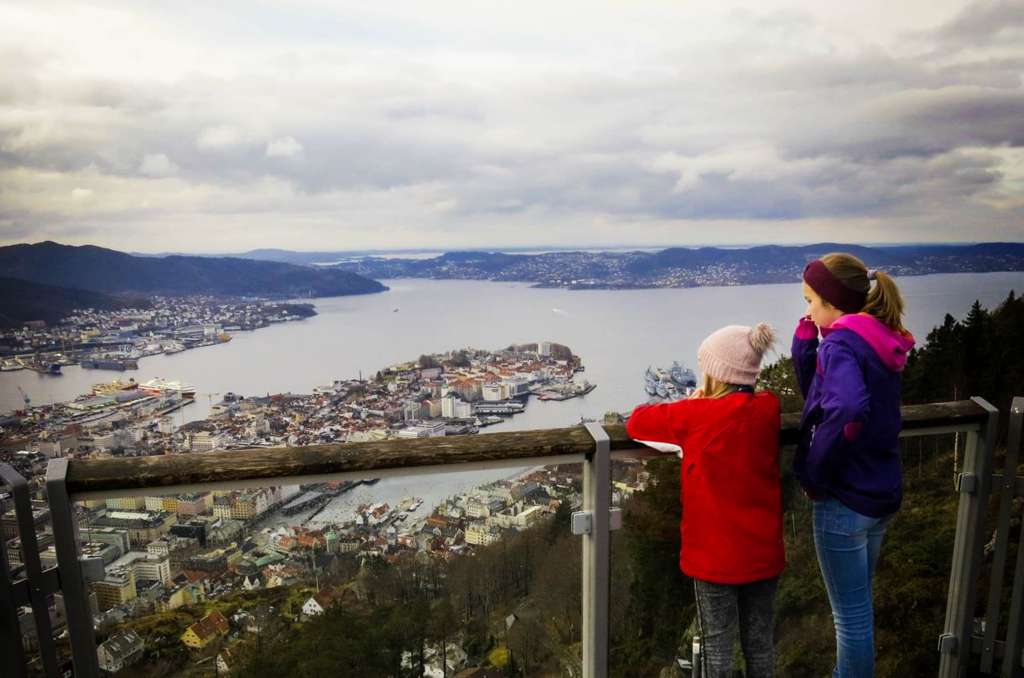 To jenter ser utover Bergen by