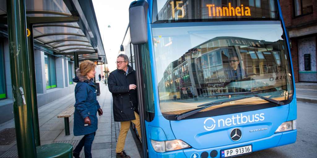 To passasjerer går på bussen