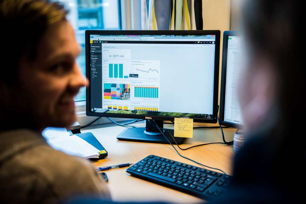 To personer bruker den nye portalen til AKT