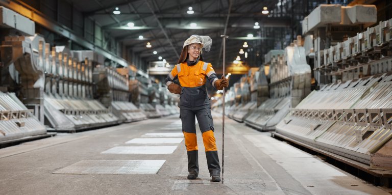 Operatør i elektrolysehallen på Hydros aluminiumsverk i Årdal. Foto Norsk Hydro