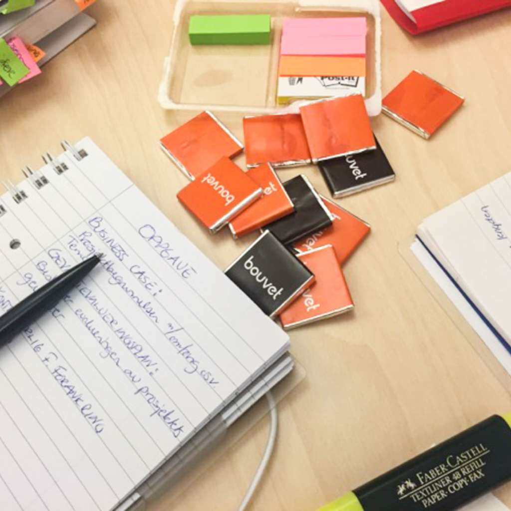 Skriveblokk, post it og sjokolade