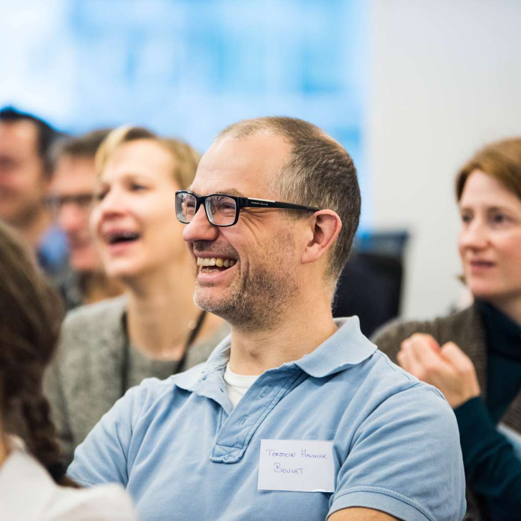 Smilende mann på kurs