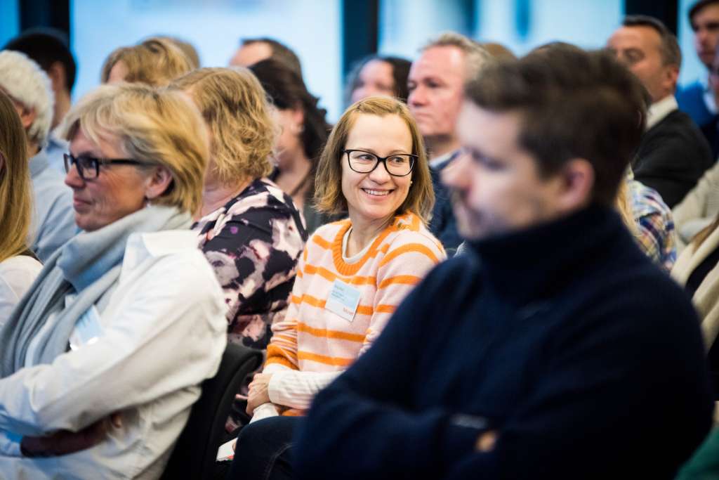 Smilende kvinne på kurs
