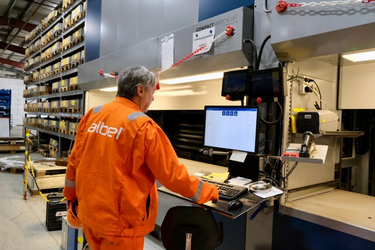 Bilde av operatør som bruker løsningen i logistikkhall hos Aibel
