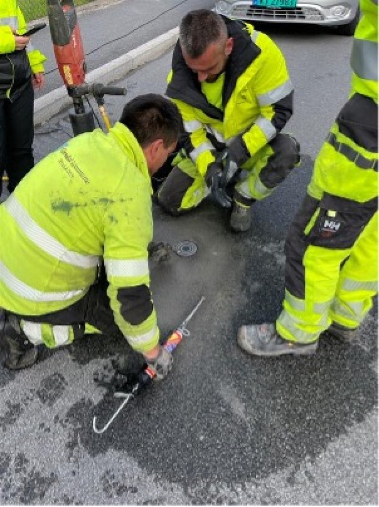 Her monteres en sensor på en vei i Stavanger