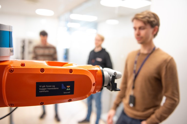 Bilde fra kontoret i Haugesund. På roboten står visjonen til Bouvet: Vi går foran og bygger fremtidens samfunn.