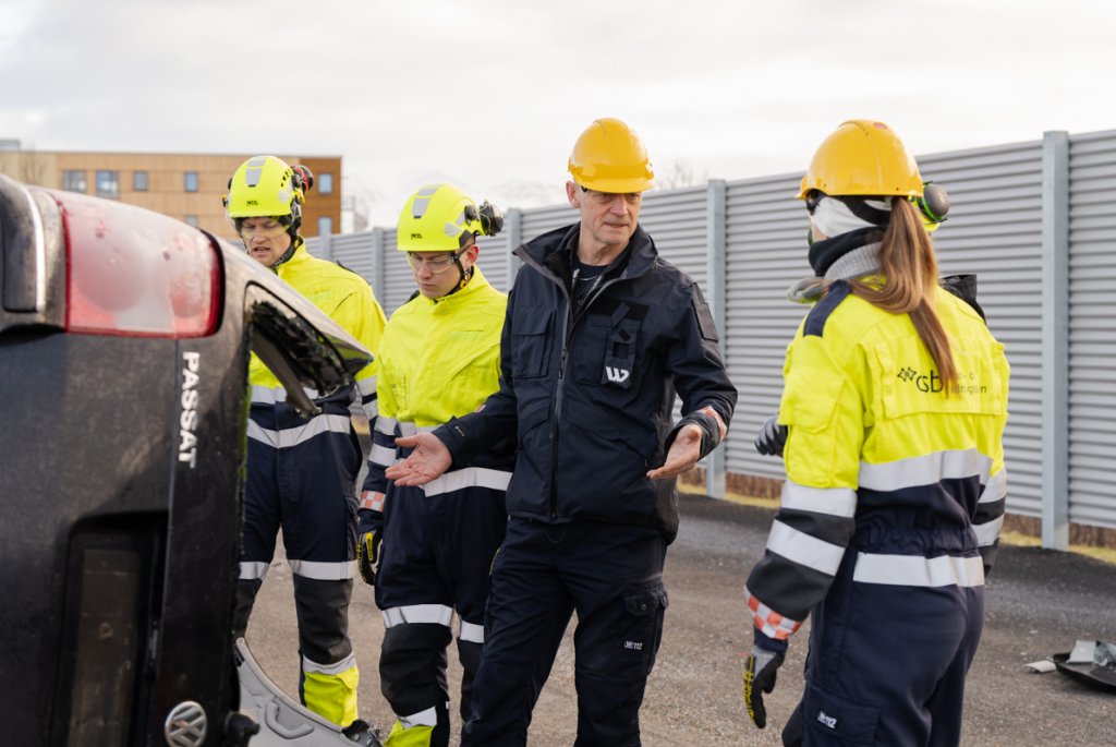 Bilde av brannmenn i opplæring på brann- og redningsskolen